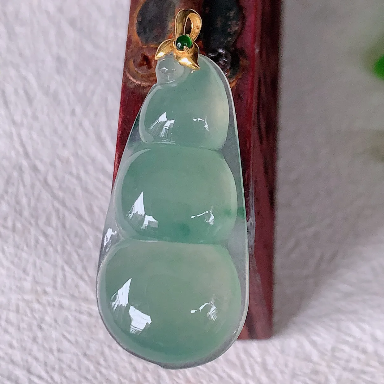 18K金镶嵌冰种飘花翡翠四季豆吊坠，平安豆福豆玉坠，冰润通透，豆粒饱满，寓意：豆蔻年华！#93.29