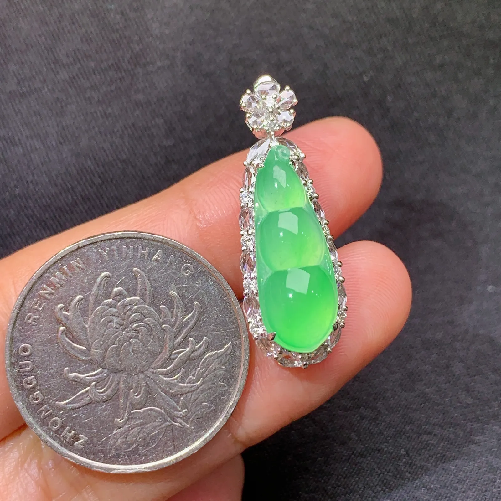 冰阳绿福豆吊坠，18k金镶嵌，冰润色阳，玉质细腻，种水足 尺寸29.7*10.3*9.6