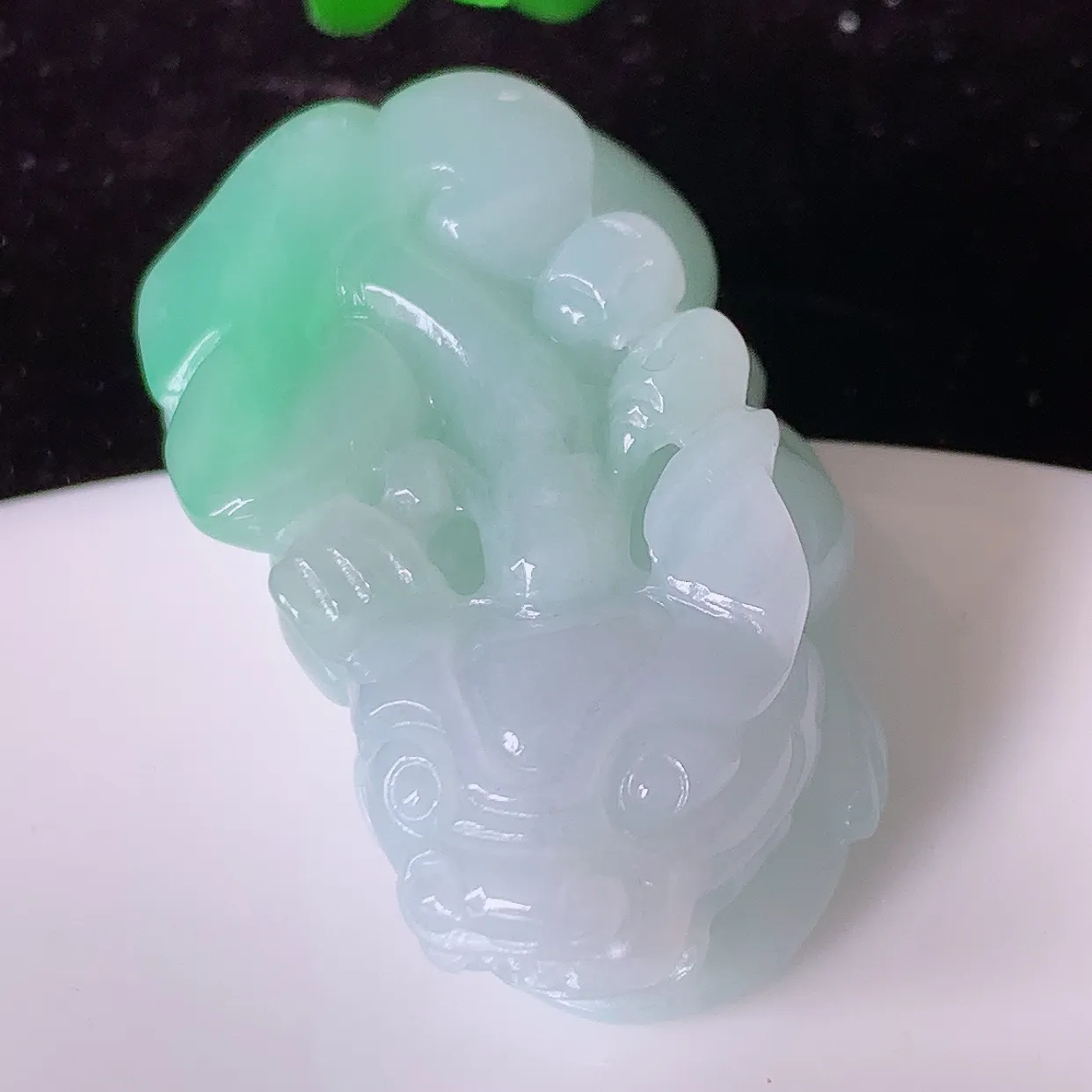 自然光实拍，冰润飘绿翡翠霸王貔貅吊坠，民间有“一摸貔貅运程旺盛，再摸貔貅财运滚滚，三摸貔貅平步青云 