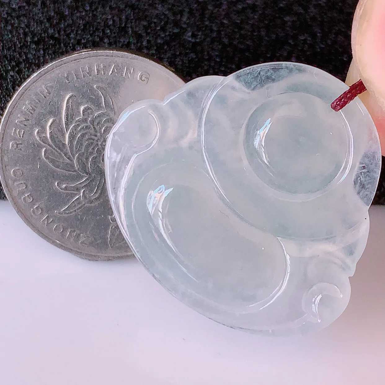 自然光实拍，冰种翡翠佛公，水灵起胶，翠色迷人，佛公在心中，一生平安，饱满圆润，开怀大笑佛公，配戴灵气十足！#57.26