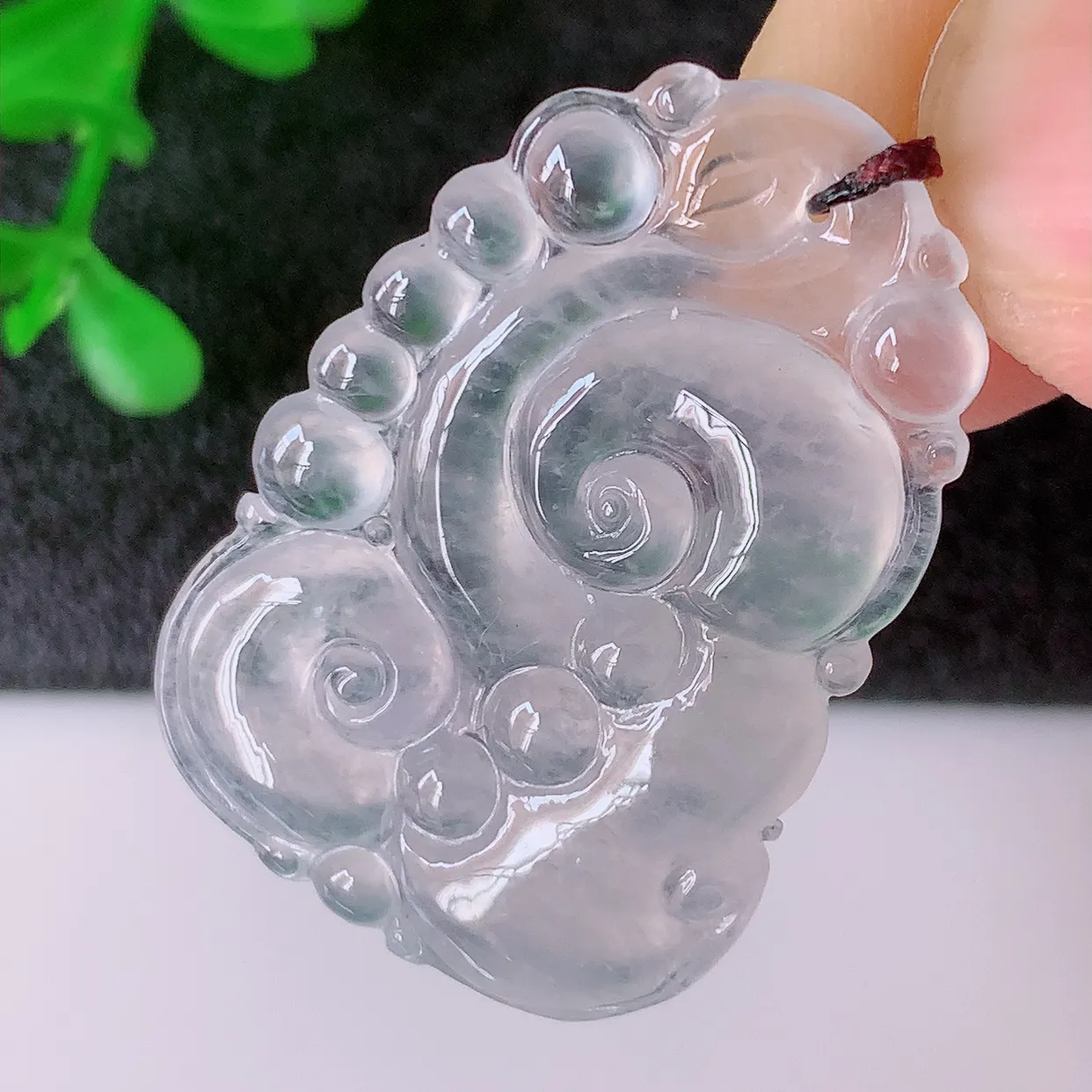 自然光实拍，冰种翡翠如意吊坠，玉坠百搭又精致，寓意着吉祥，事事如意！#01.26