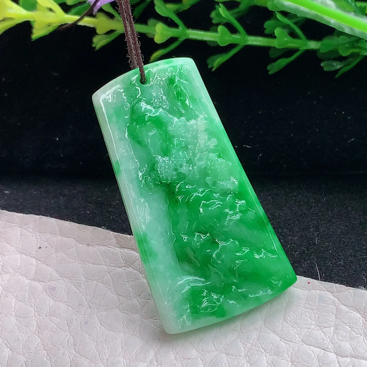 zzx自然光40.3*21.8*4.8天然缅甸翡翠阳绿山水 大好河山玉吊坠