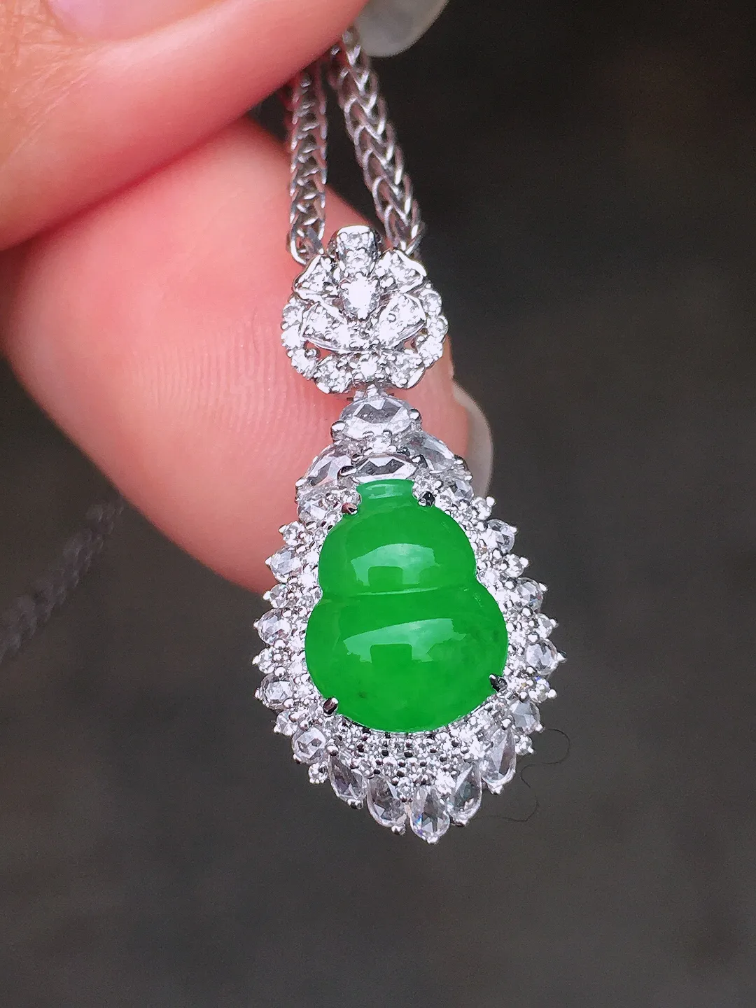 阳绿葫芦吊坠，色泽均匀艳丽，玉质细腻，荧光感超
强，饱满圆润，尽显优雅气质，18k
金豪华镶嵌