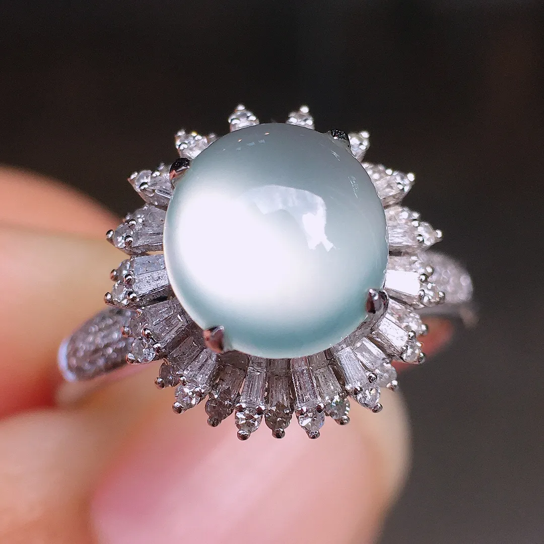 冰种蛋面戒指，玉质细腻，荧光感超
强，饱满圆润，尽显优雅气质，18k
金豪华镶嵌