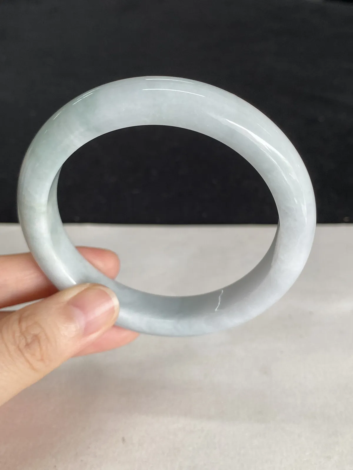 正圈58圈口，翡翠糯化种淡绿色手镯