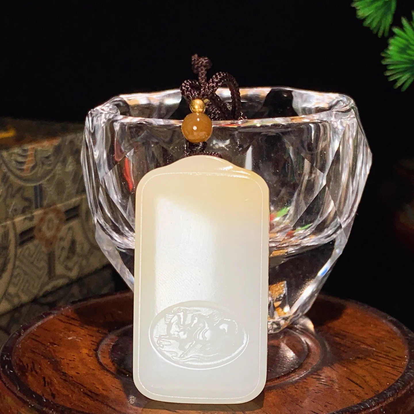 新疆和田玉且末糖上山虎牌子挂件。尺寸45/25/12重31克 白度一级。玉质细腻油润 脂粉好，品质好。lt251030