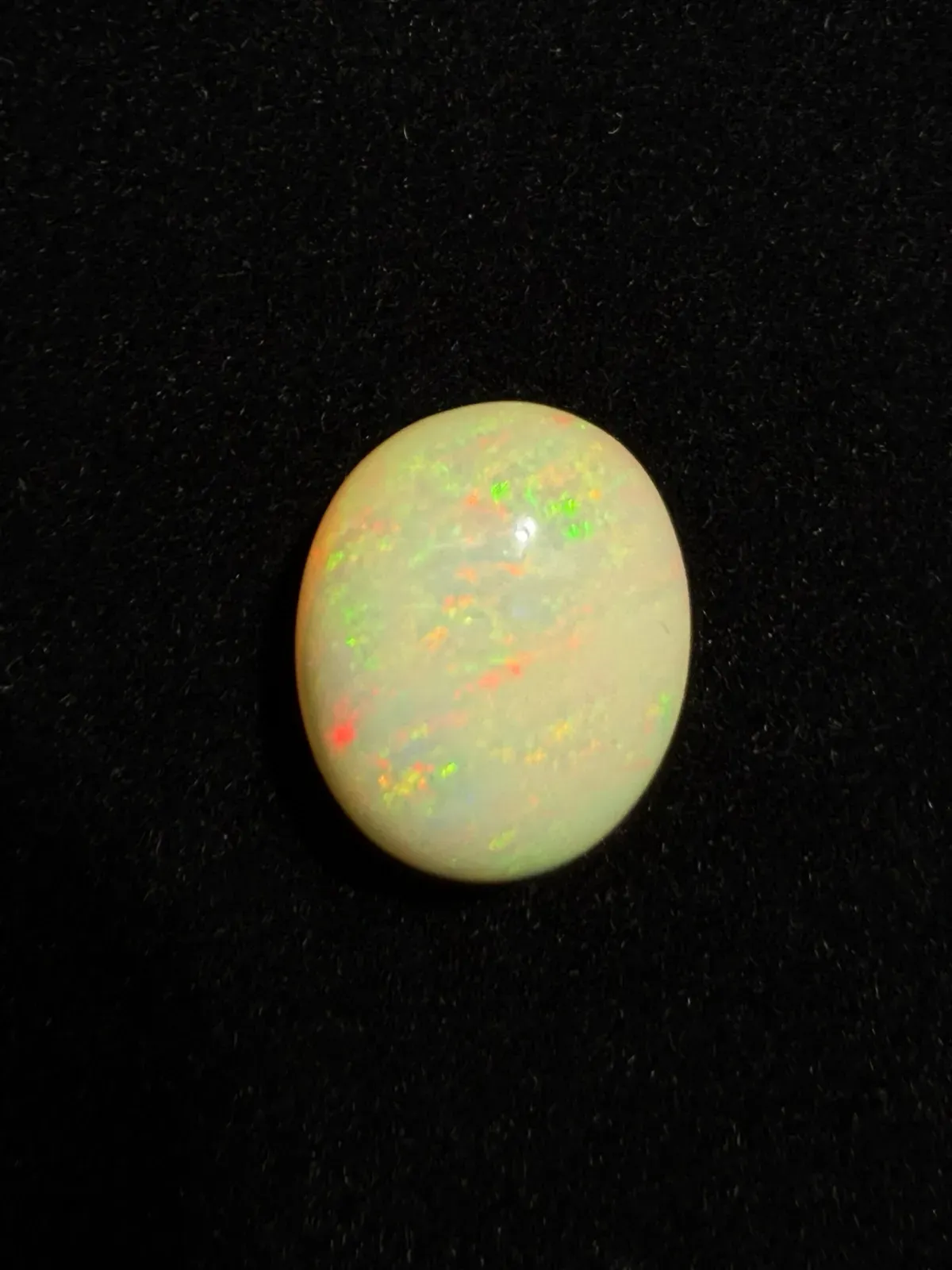 10.005ct天然彩欧泊裸石，尺寸16.5*13.5*9.2mm，颜色美艳，油画般色彩，火彩足。