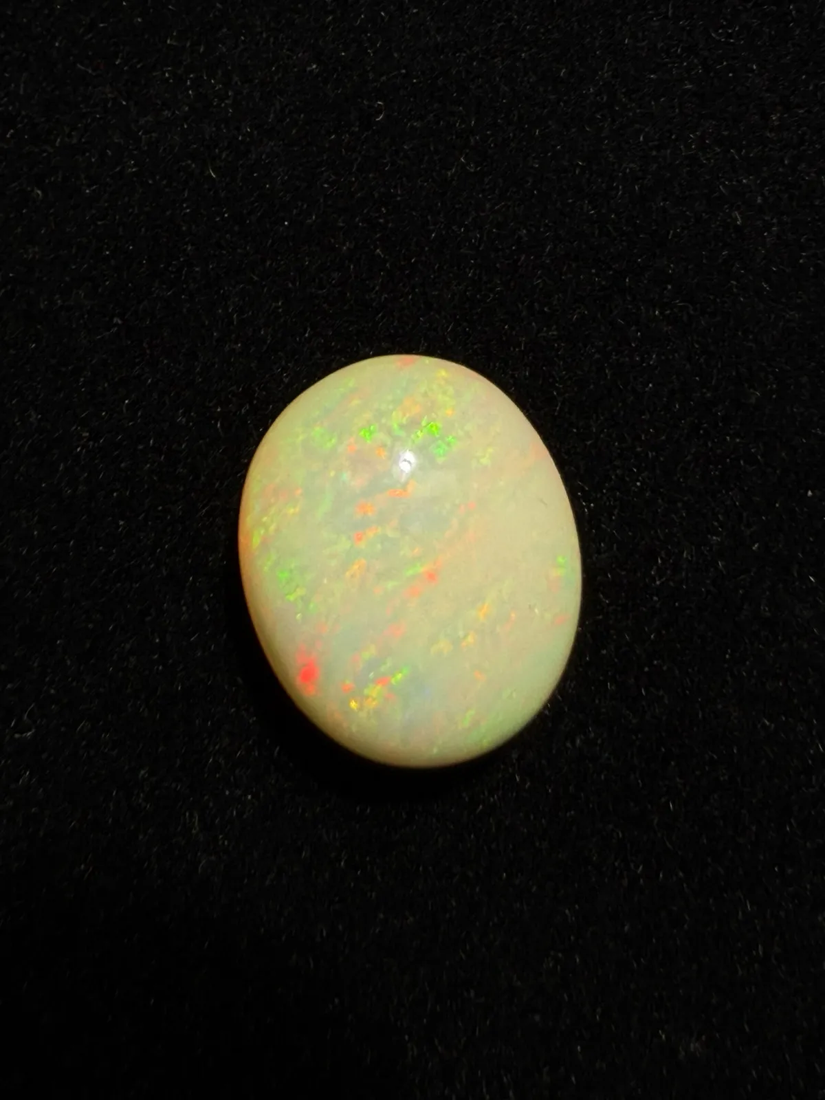 10.005ct天然彩欧泊裸石，尺寸16.5*13.5*9.2mm，颜色美艳，油画般色彩，火彩足。