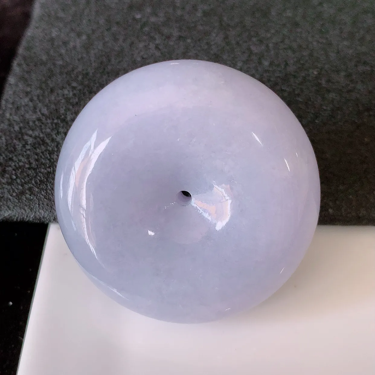 自然光实拍，大件厚装紫罗兰翡翠平安扣吊坠，形体饱满圆润，平安扣肥嘟嘟的，平平安安，平安扣种水很好，配戴精美！#05.26