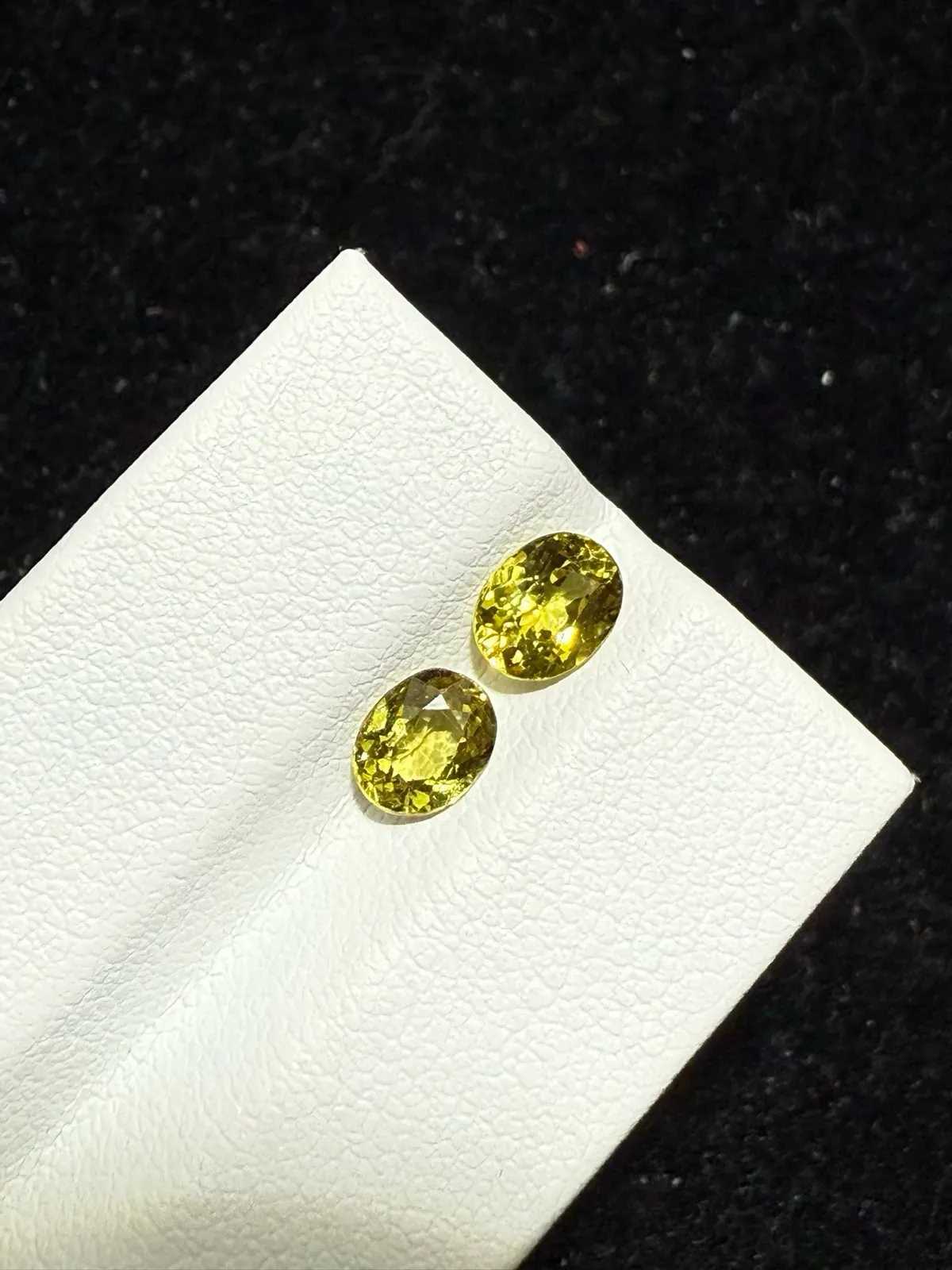 1.55ct天然马里榴石裸石，尺寸6.3*4.9*3.4毫米，颜色美艳 ，晶体通透，火彩足