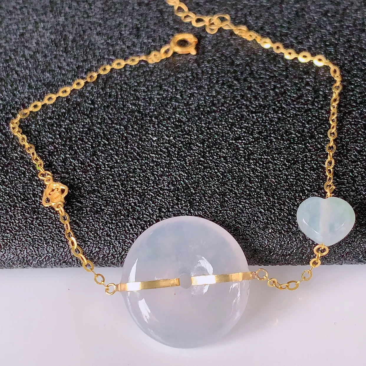 自然光实拍 18k金镶嵌冰种翡翠平安扣手链，沁人心脾，豪华镶嵌而成，手链佩戴效果大气出众，尽显气质。翡翠种水好，胶感足，颜相当漂亮，高性价比，值得入手品鉴！#57.29平安扣16*3.5