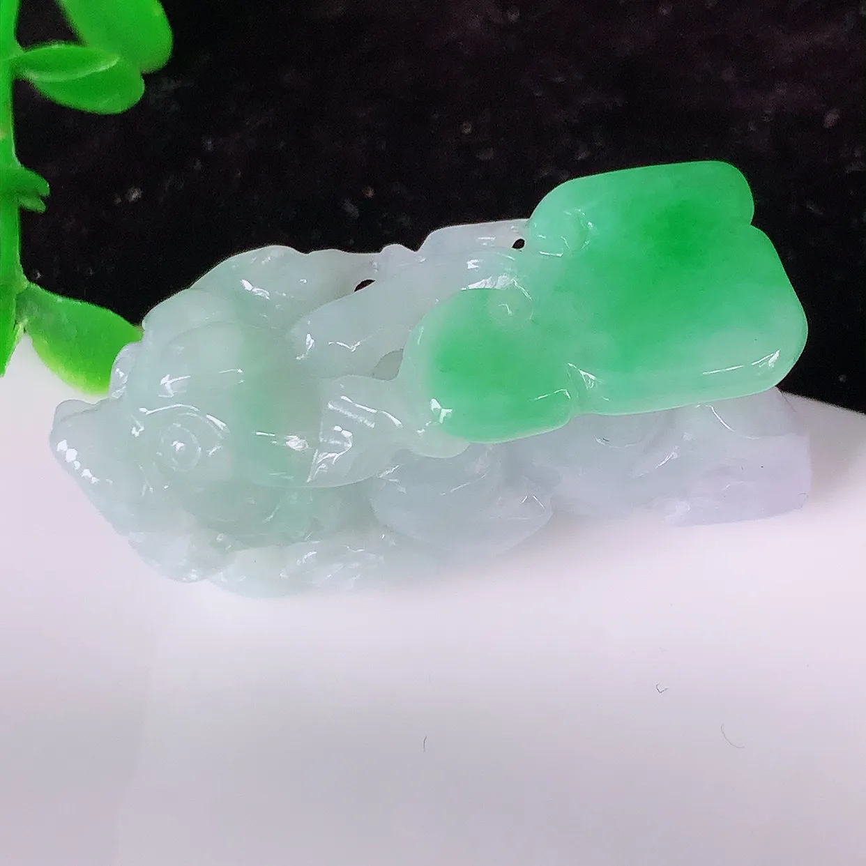 自然光实拍，冰润春带彩翡翠招财貔貅吊坠，民间有“一摸貔貅运程旺盛，再摸貔貅财运滚滚，三摸貔貅平步青云