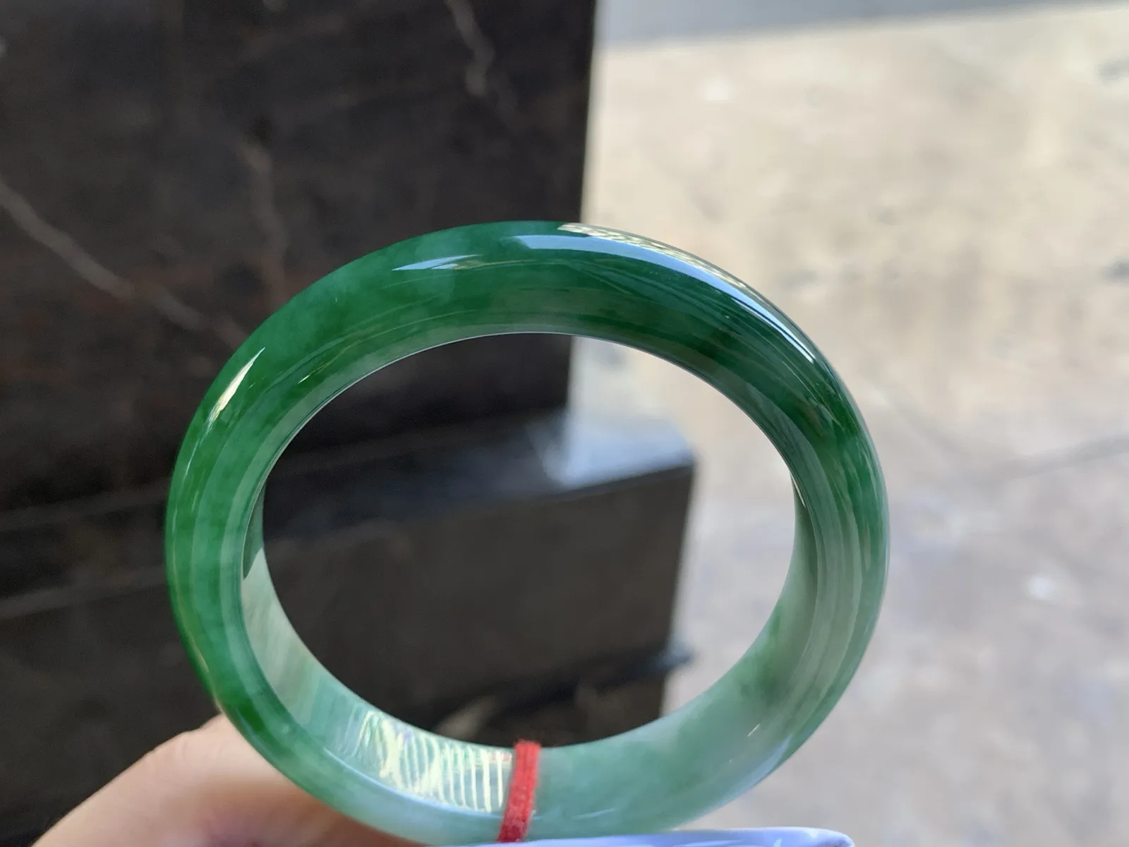 56.5-12.6-8.4
浓绿色手镯^_^颜色鲜艳 玉质温润