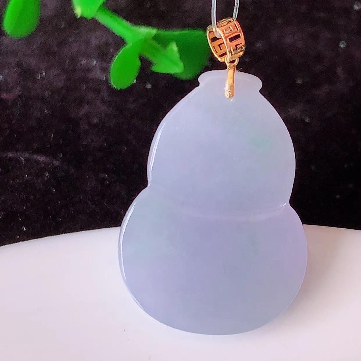 18K金镶嵌冰润春带彩翡翠葫芦吊坠，紫罗兰葫芦寓意福禄双全，财源滚滚，佩戴效果优雅迷人！#49.26