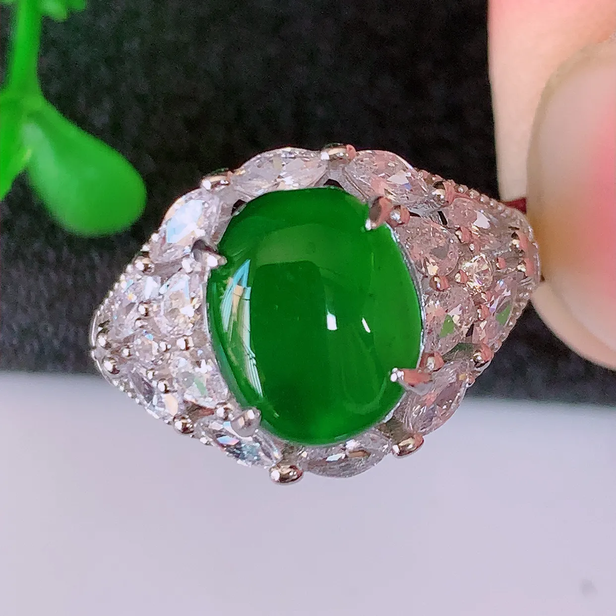 冰透满绿翡翠925银镶嵌戒指，自然光实拍，翠色灵动，颜色漂亮，种老水足，品相佳，佩戴佳品！#97.2