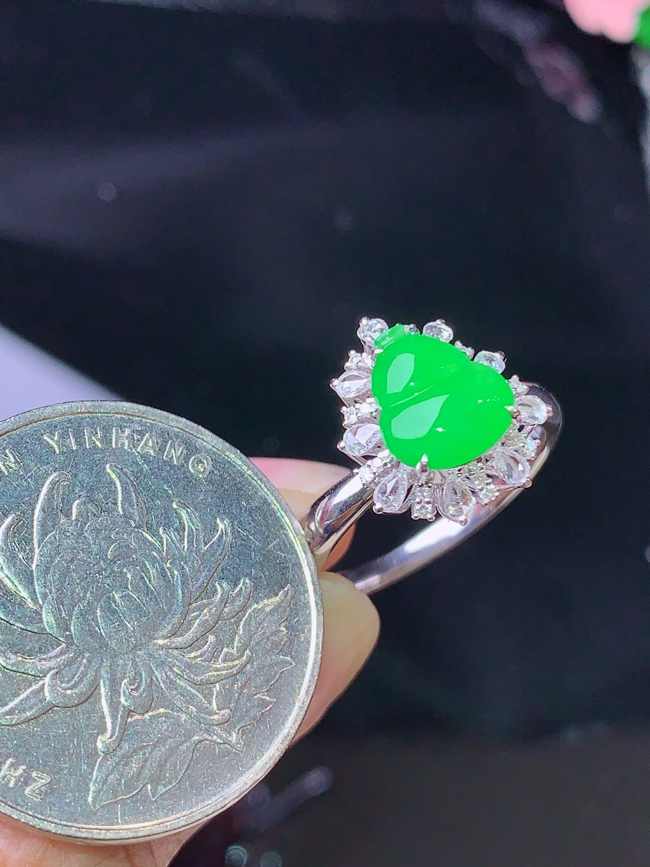 18k金钻镶嵌翠绿葫芦戒指 玉质细腻 色泽艳丽 水润亮眼  圈口15.5 整体尺寸15.8*11.7*8.6