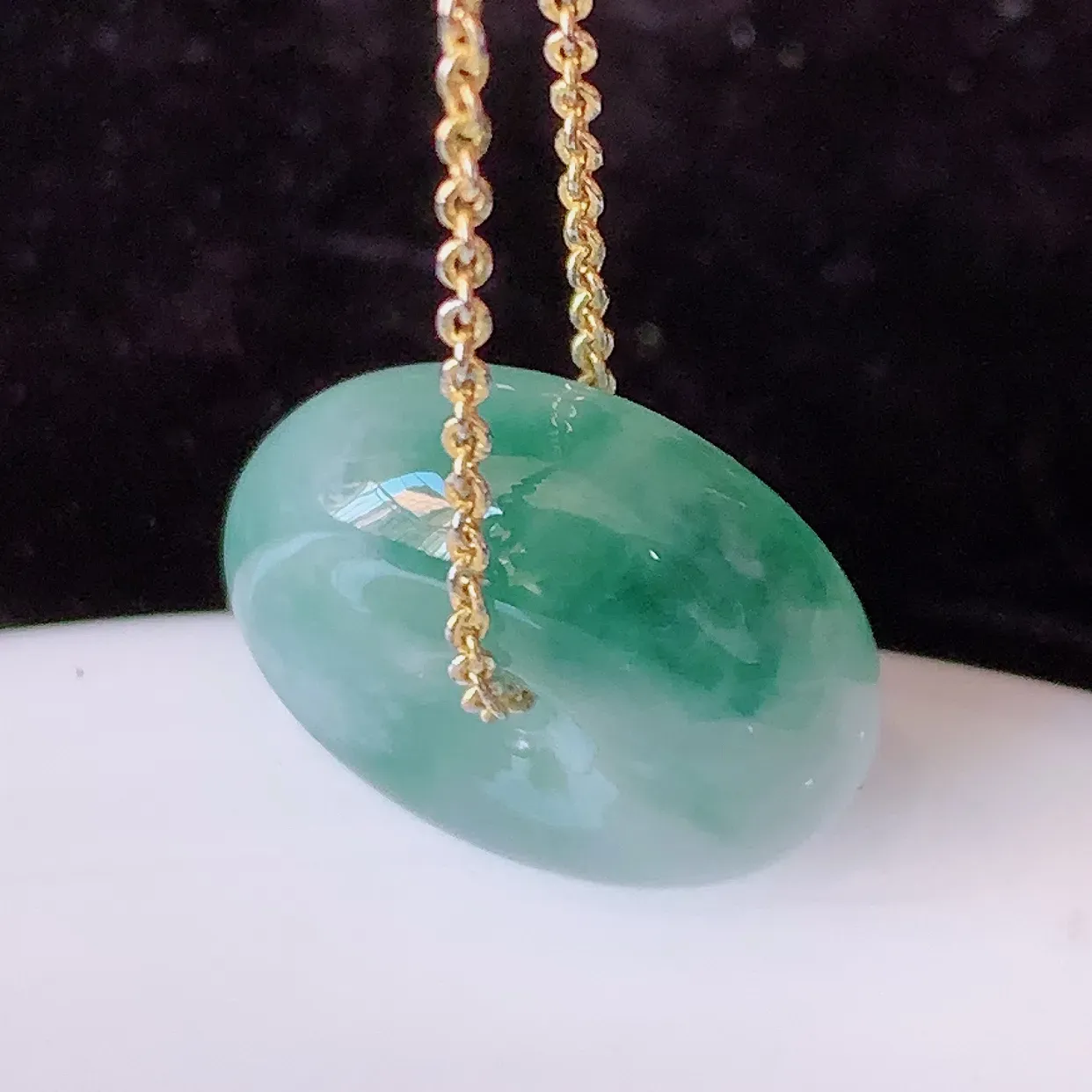 自然光实拍，冰种飘花翡翠平安扣吊坠，翠色灵动，种老水足，寓意好，品相佳，佩戴佳品！#57.26