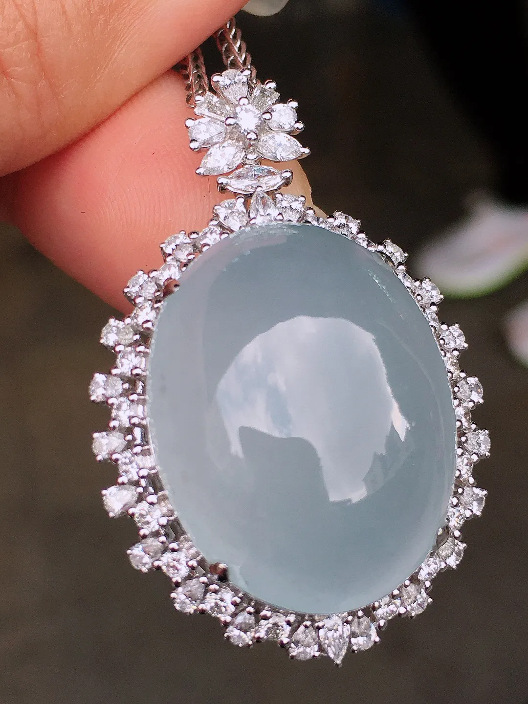 冰种蛋面吊坠，玉质细腻，荧光感超
强，饱满圆润，尽显优雅气质，18k
金豪华镶嵌