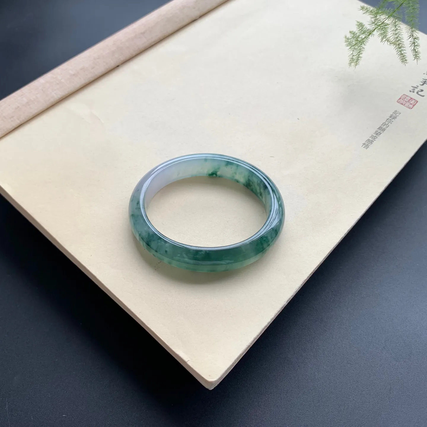 53.5圈口冰种飘花贵妃手镯 尺寸：53.5-46.2-12-7.6，无纹裂，水润起胶，花色浓郁