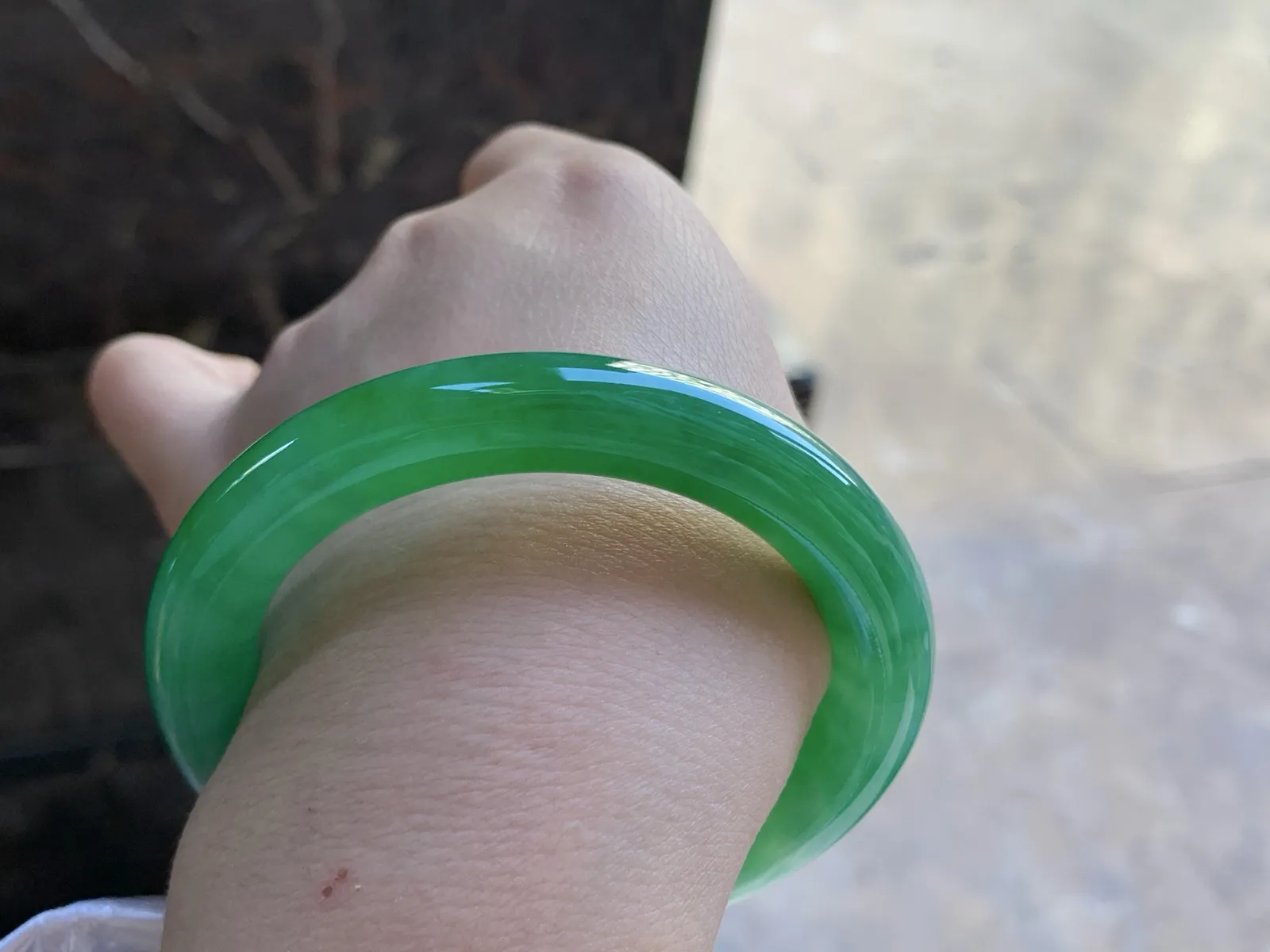 54.5-9.8

辣阳绿色圆条手镯^_^颜色鲜艳 玉质温润