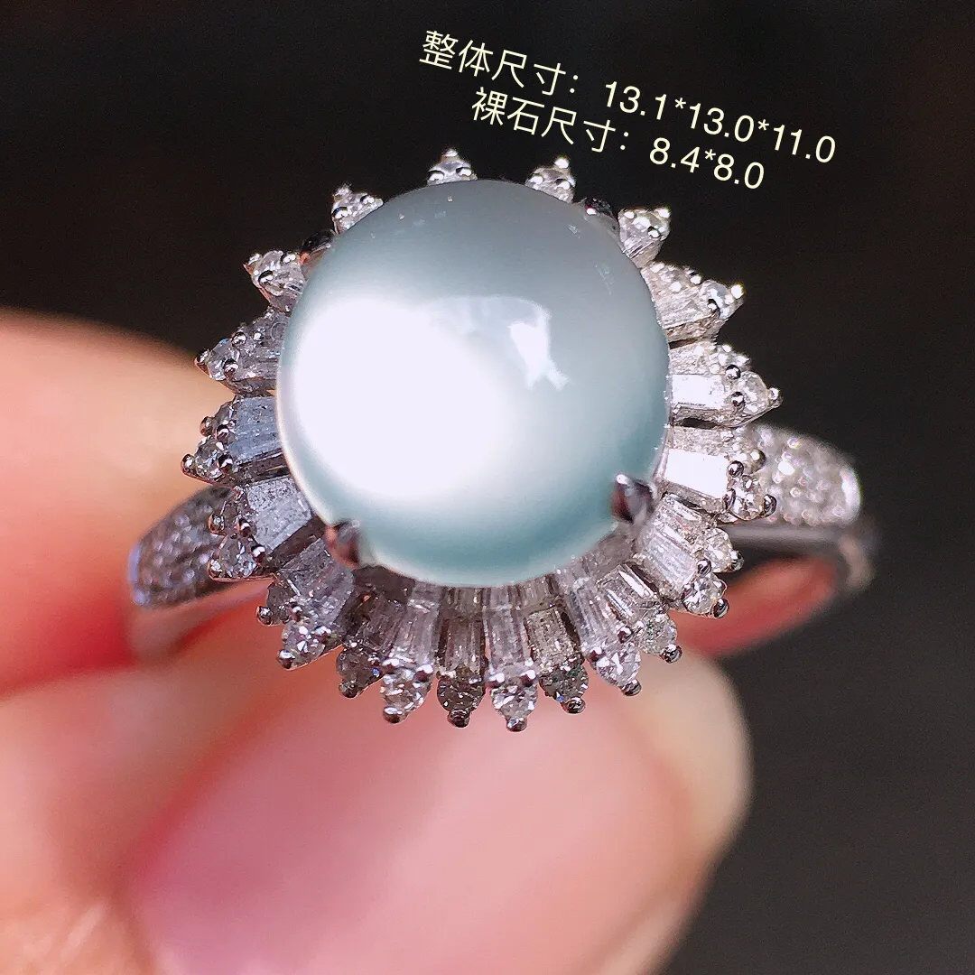 冰种蛋面戒指，玉质细腻，荧光感超
强，饱满圆润，尽显优雅气质，18k
金豪华镶嵌