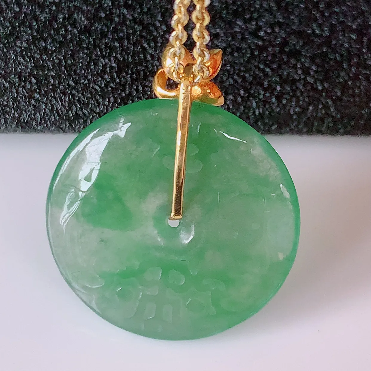 18K金镶嵌冰种飘绿翡翠平安扣吊坠，水润光泽，寓意平平安安，佩戴时尚漂亮！#1.29整体23*19.5*4裸19.5*19.5