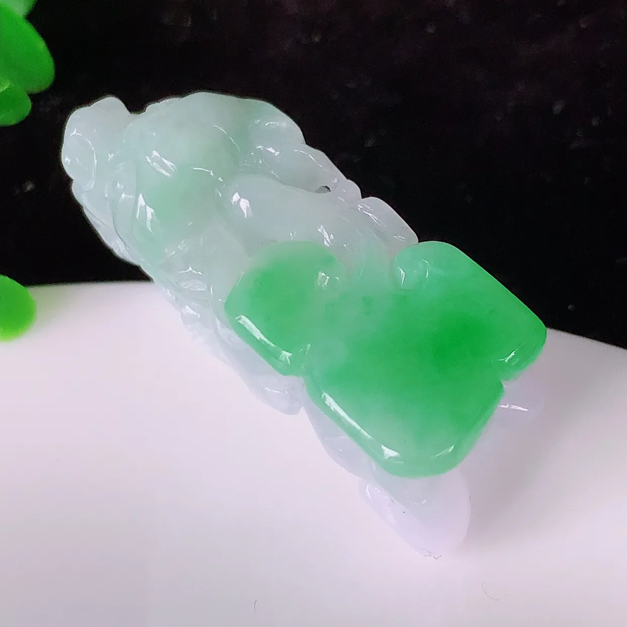 自然光实拍，冰润春带彩翡翠招财貔貅吊坠，民间有“一摸貔貅运程旺盛，再摸貔貅财运滚滚，三摸貔貅平步青云 ”的美好祝愿。#81.29