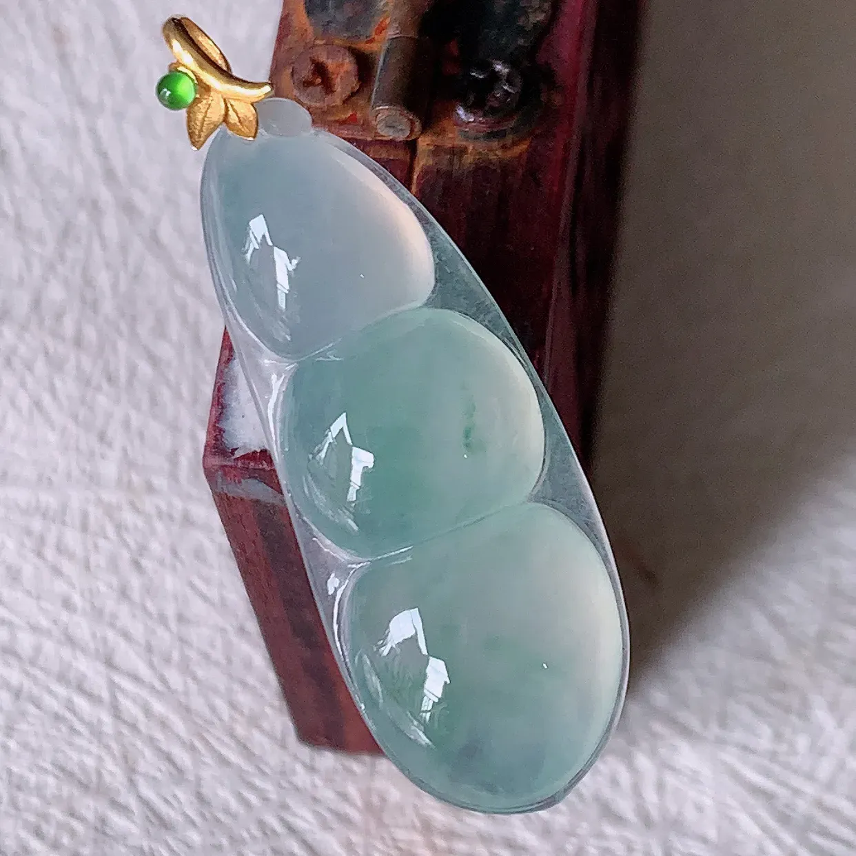 自然光实拍，18K金镶嵌冰种飘花翡翠四季豆吊坠，平安豆福豆玉坠，冰润通透，豆粒饱满，寓意：豆蔻年华！#1.26整体35裸石30.5-11.5-5.5