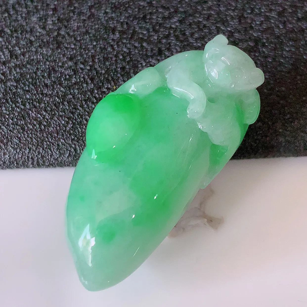 自然光实拍，水润飘绿翡翠招财福瓜吊坠，精美饱满福瓜，种水足，形态圆润饱满，福相十足 ！#05.26