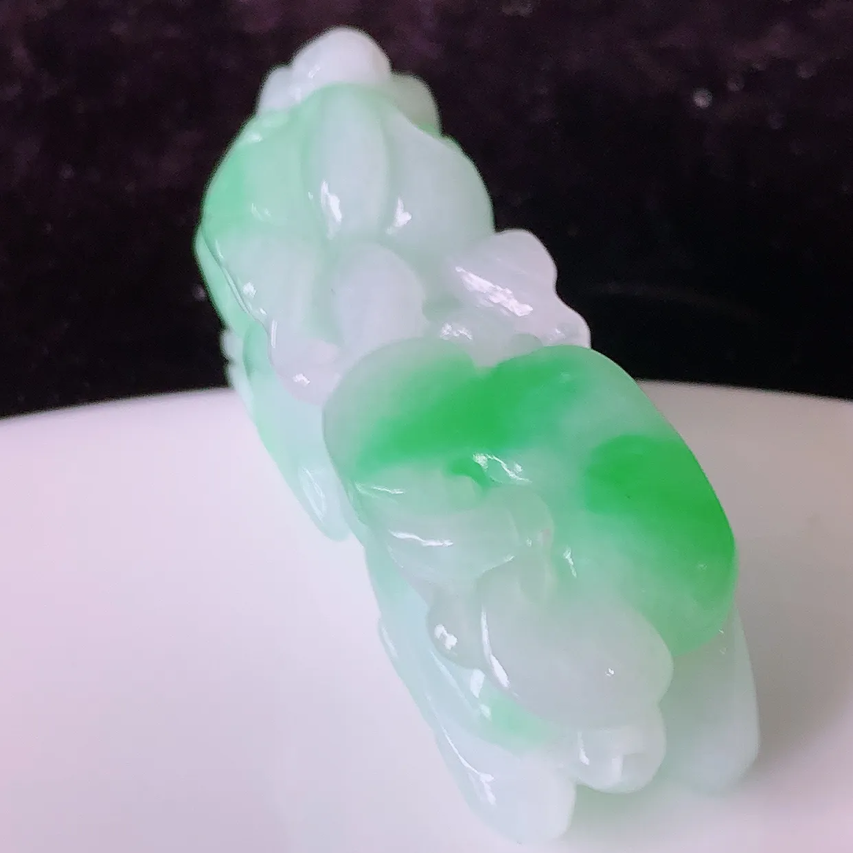 自然光实拍，冰润飘绿招财貔貅翡翠吊坠，民间有“一摸貔貅运程旺盛，再摸貔貅财运滚滚，三摸貔貅平步青云 ”的美好祝愿。#81.26