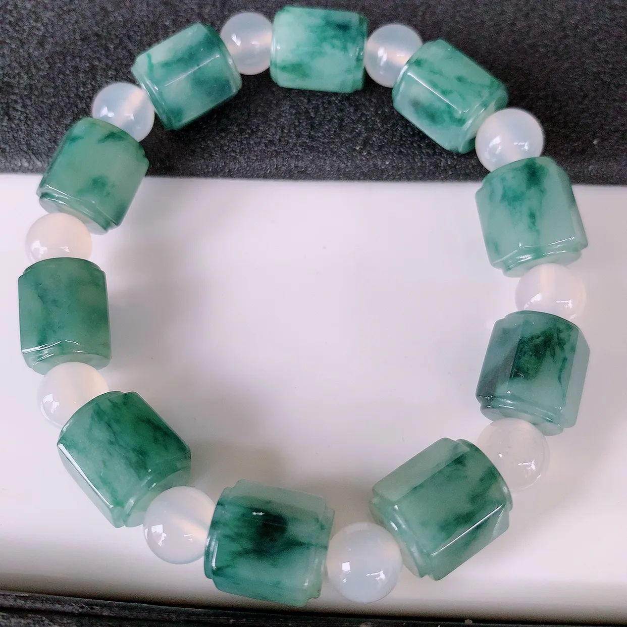 自然光实拍，冰润飘花翡翠路路通手串，花式飘逸，佩戴效果大方时尚，圆珠为装饰珠！#89.29取一尺寸12.5*10.5