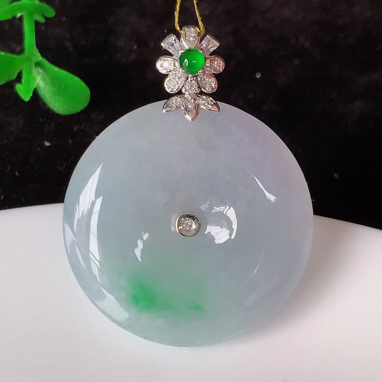 自然光实拍，18K金镶嵌冰飘绿翡翠平安扣吊坠，玉扣，冰润光泽，寓意平平安安，平安扣佩戴时尚漂亮！#35.29整体32.5*25.5*5.6裸石25.5*25.5