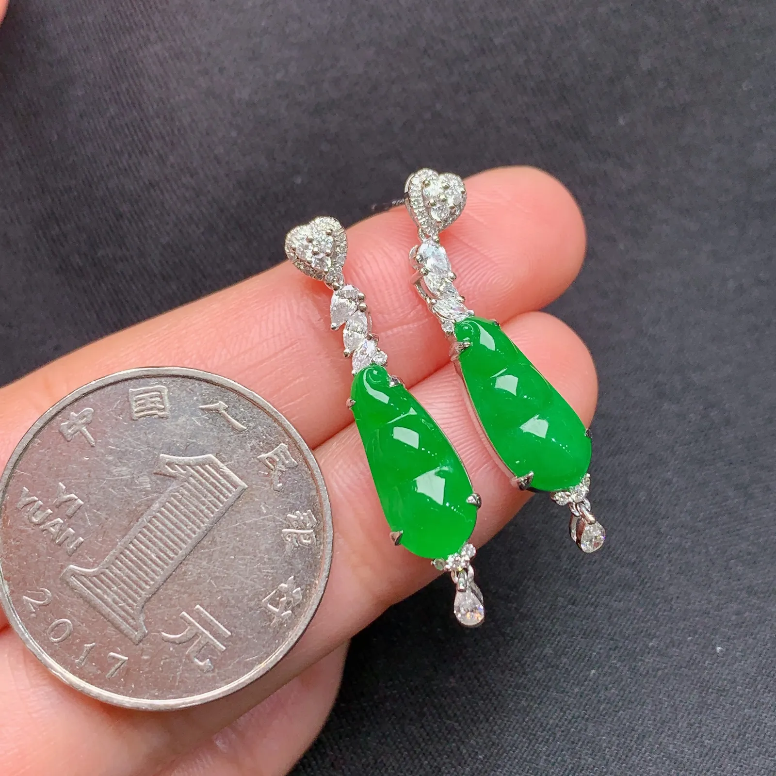 阳绿福豆耳坠，18k金镶嵌，简约时尚，冰润色阳，种水足 尺寸14.2*5.9*2.3