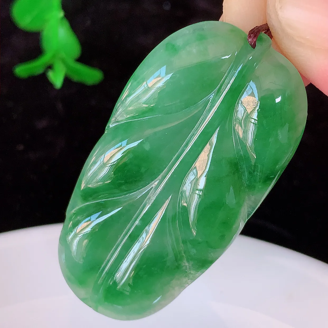 自然光实拍，冰飘花翡翠金枝玉叶叶子吊坠，寓意“大业有成，一夜成名，”水润通透叶子，翡翠叶子，清秀高雅