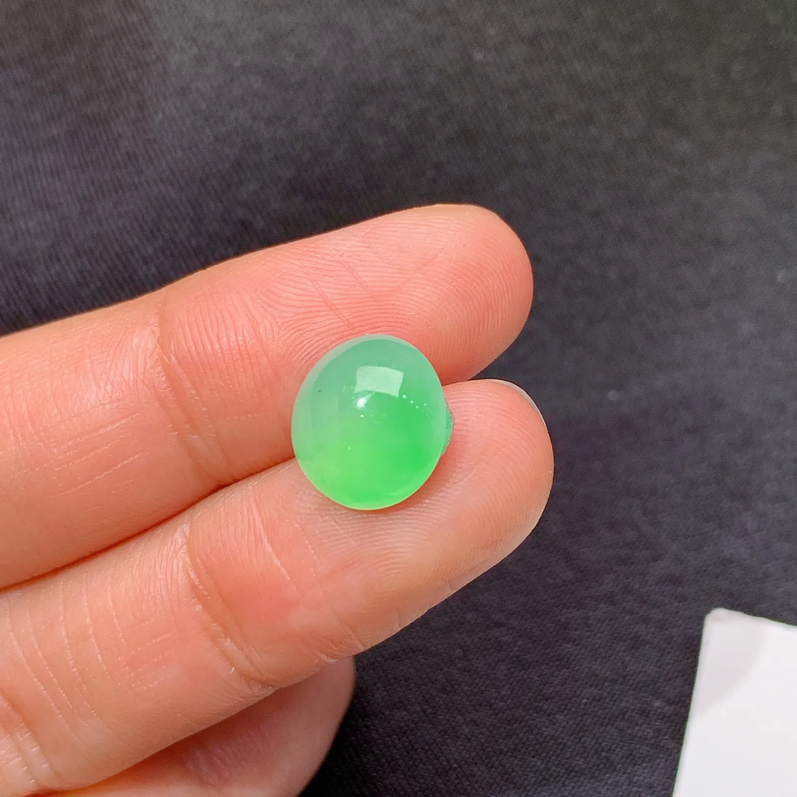 甜绿蛋面，镶嵌佳品，冰润细腻，色阳，种水足 尺寸10.4*9.9*5.3