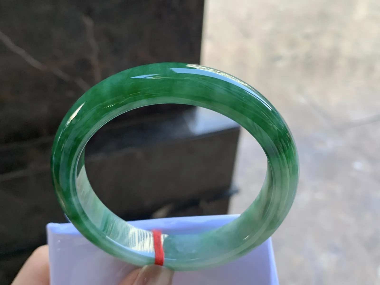 56.5-12.6-8.4

浓绿色手镯^_^颜色鲜艳 玉质温润