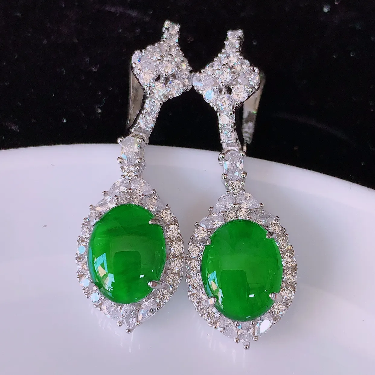 冰透满绿翡翠925银镶嵌耳坠，自然光实拍，翠色灵动，颜色漂亮，种老水足，品相佳，佩戴佳品！#97.2