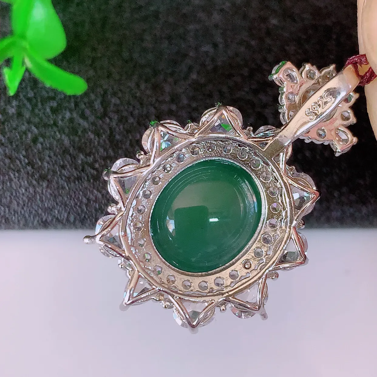 冰透满绿翡翠925银镶嵌吊坠，自然光实拍，翠色灵动，颜色漂亮，种老水足，品相佳，佩戴佳品！#97.26整体32*20.5*10裸石12.5*11