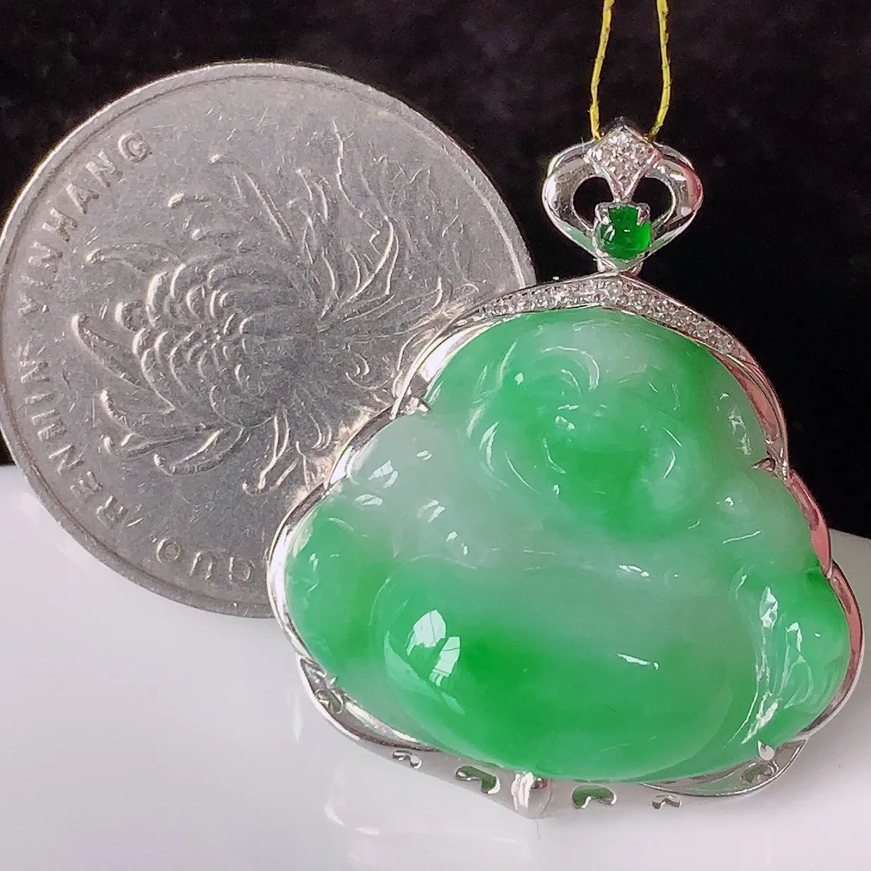 自然光实拍，18K金镶嵌冰润飘绿翡翠佛公吊坠，款式新颖，佩戴效果时尚出众，尽显气质，玉质细腻，美感十足。#35.29整体30.5-26-7.5裸石24.2*20