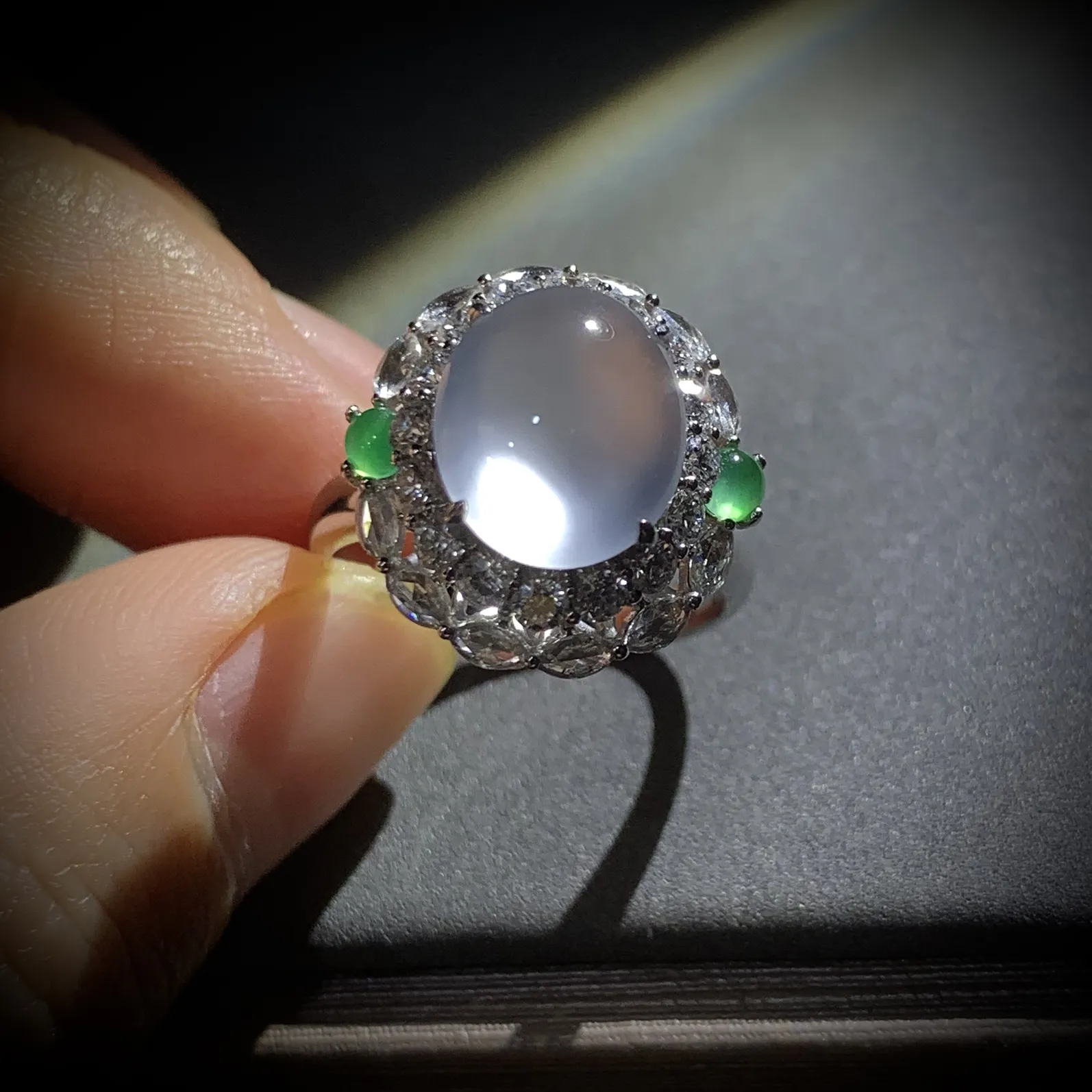白冰戒指，裸石约11.3-9.5-5.2mm，
台面整体17-16.8-12.5mm，
14#，18K金，南非钻，翡翠绿蛋面