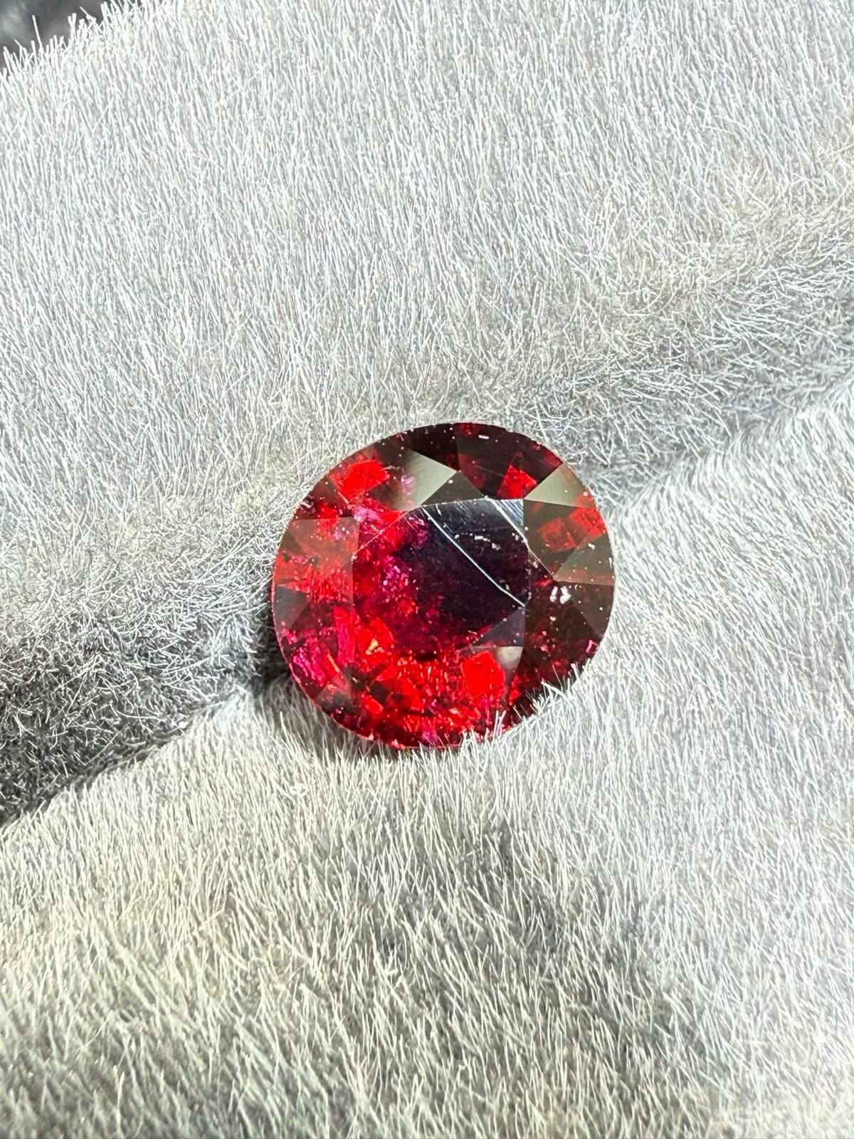 1.62ct天然卢比来碧玺裸石，尺寸8.2×7.5×4mm，颜色美艳，晶体微棉，火彩足