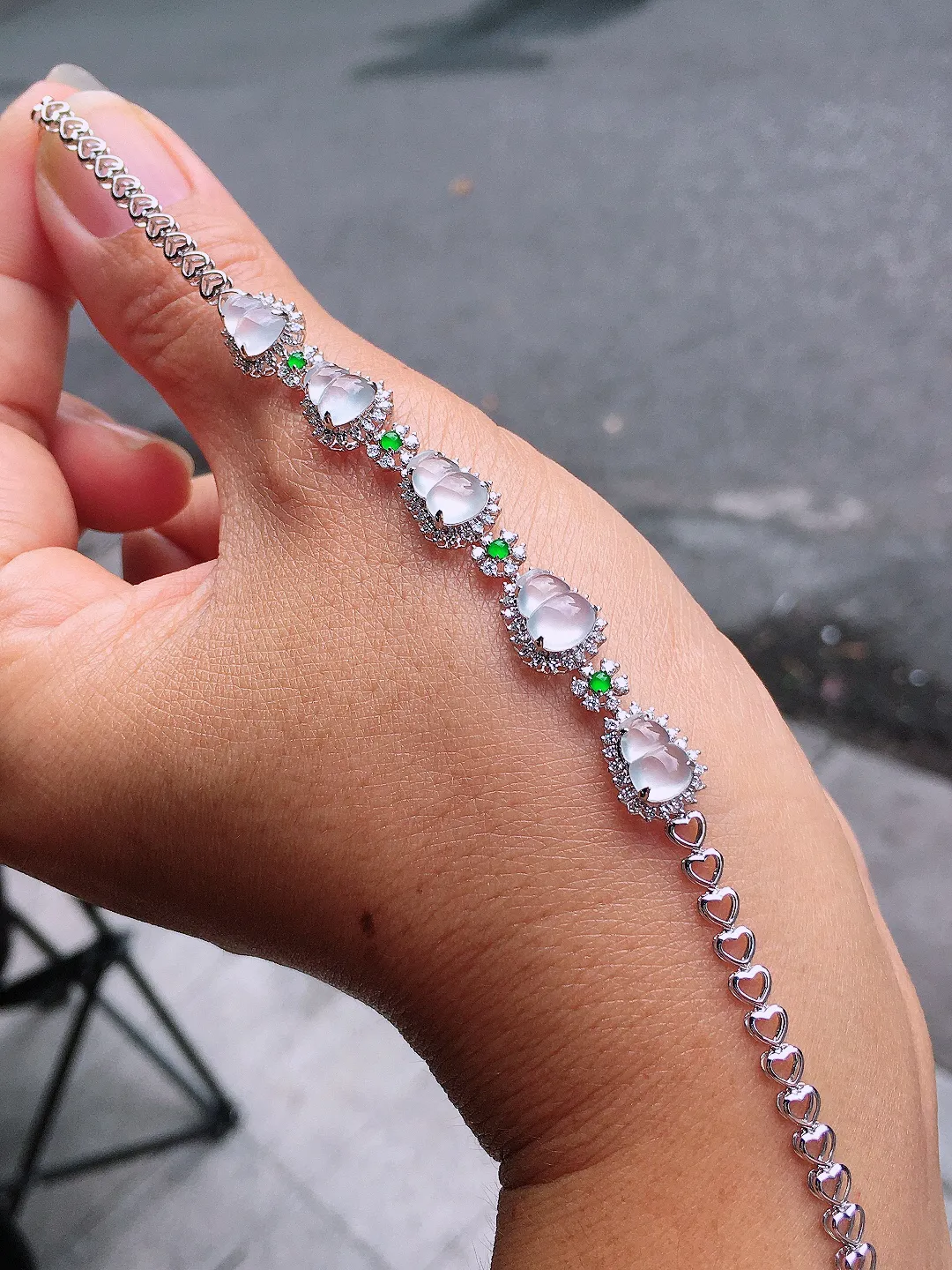 玻璃种葫芦手链，玉质细腻，荧光感超
强，饱满圆润，尽显优雅气质，18k
金豪华镶嵌