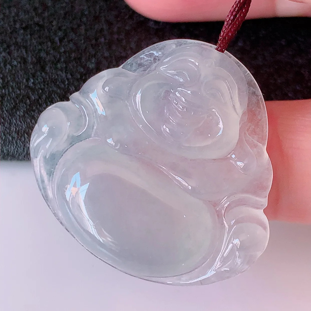 自然光实拍，冰种佛公翡翠吊坠，饱满， 佛公亦保平安，寓意有福（佛公）相伴，品相佳，配戴优雅迷人！#57.26