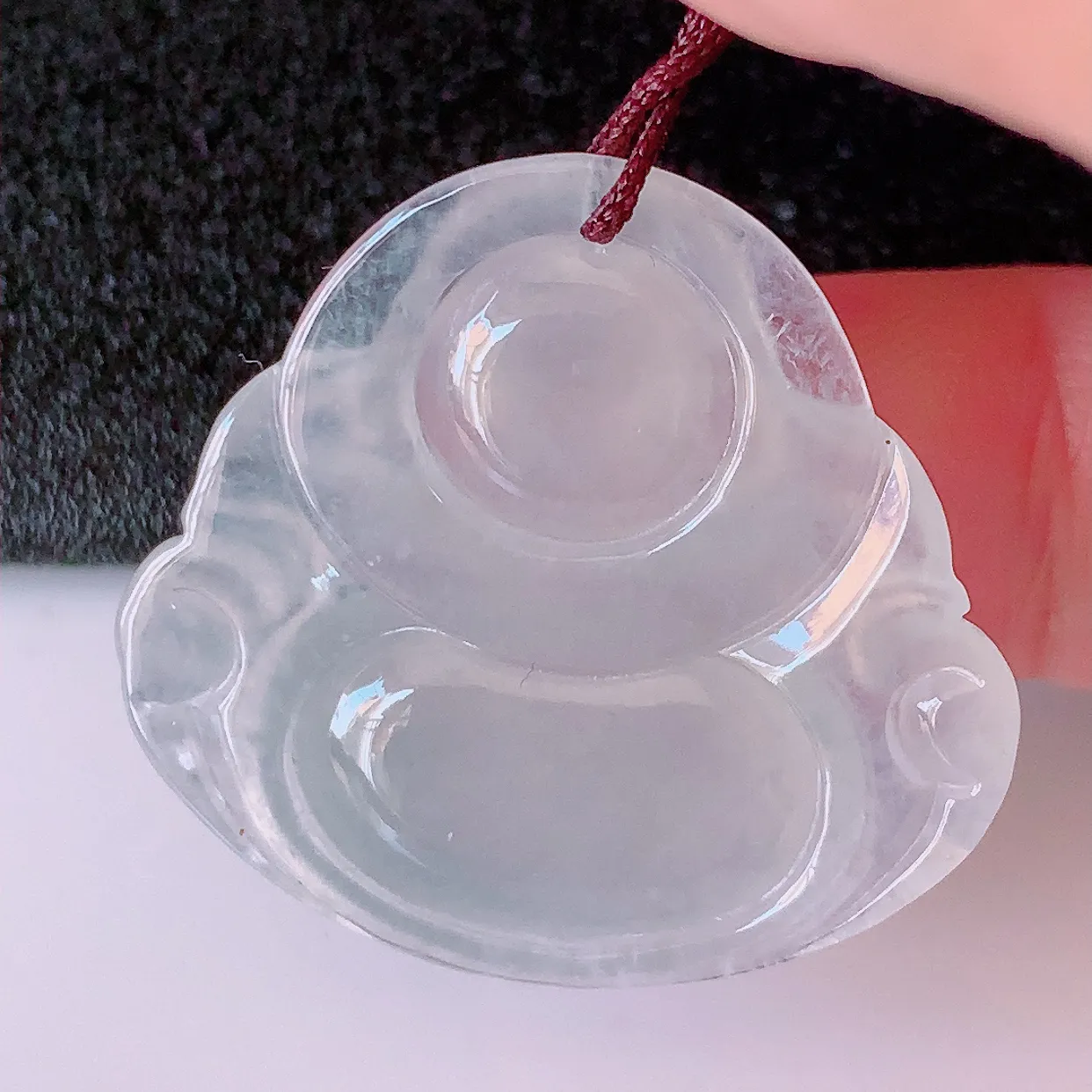 自然光实拍，冰种佛公翡翠吊坠，饱满， 佛公亦保平安，寓意有福（佛公）相伴，品相佳，配戴优雅迷人！#57.26