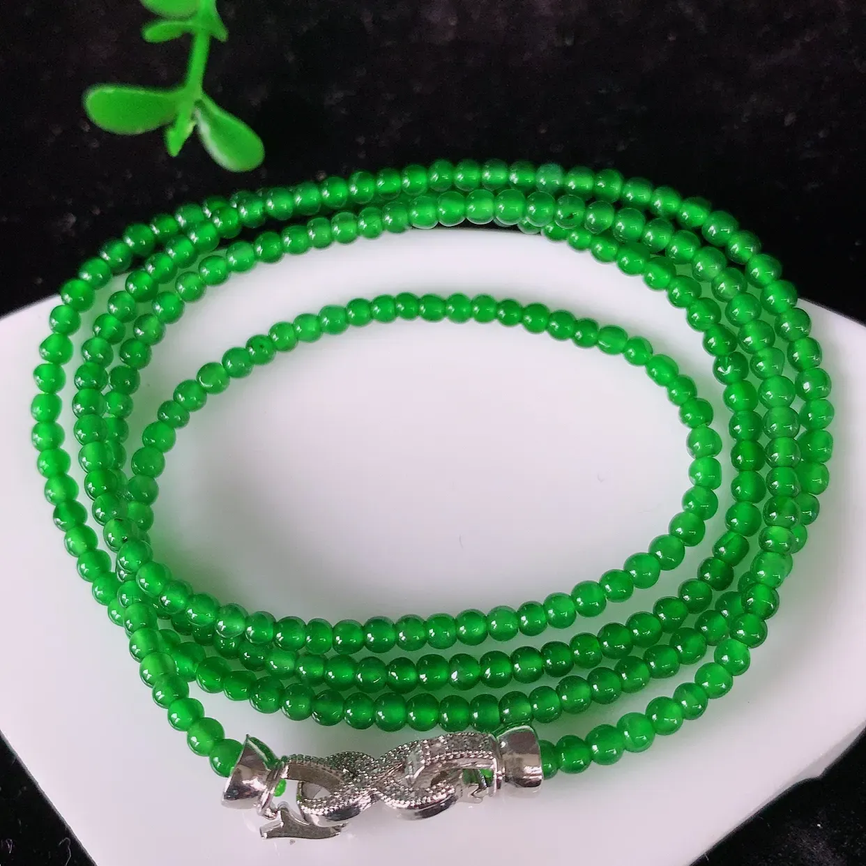 自然光实拍，冰种满色翡翠项链，翠色灵动，玉质细腻，颜色漂亮，品相佳，佩戴佳品！#81.29取一尺寸2