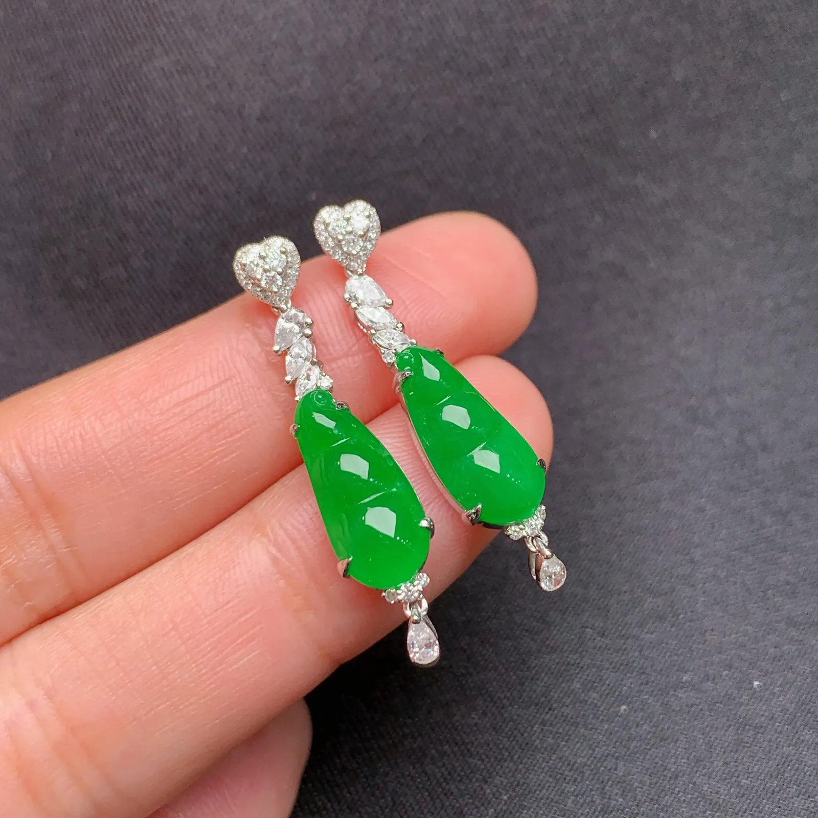 阳绿福豆耳坠，18k金镶嵌，简约时尚，冰润色阳，种水足 尺寸14.2*5.9*2.3