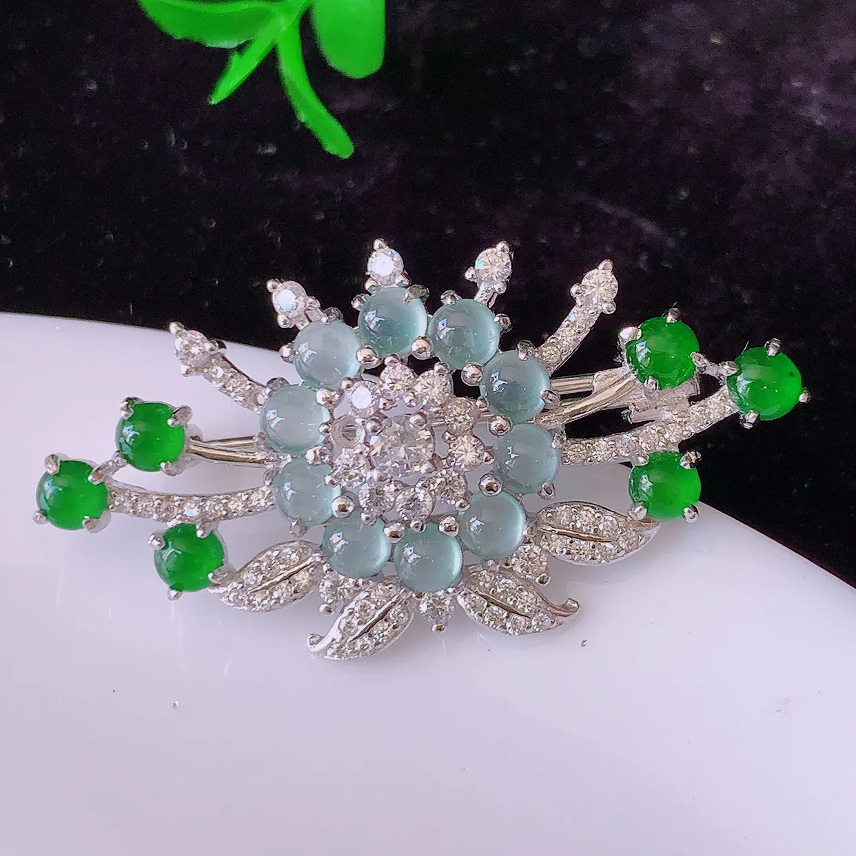 冰透满绿翡翠925银镶嵌胸针，自然光实拍，翠色灵动，颜色漂亮，种老水足，品相佳，佩戴佳品！#97.26整体39*20.5*6.8裸石3.3*3.3