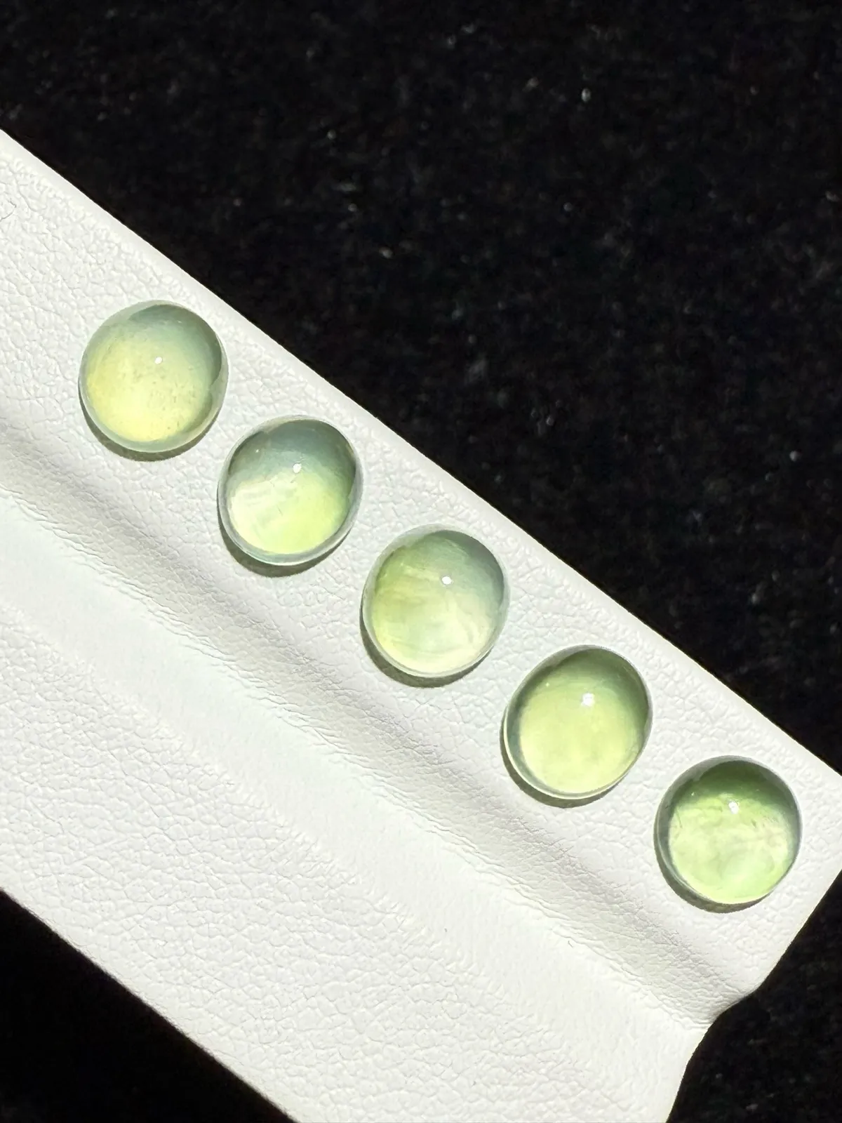 9.82ct天然葡萄石裸石，尺寸7.8*7.9*4.6mm，颜色美艳 ，微棉，冰透，起荧光