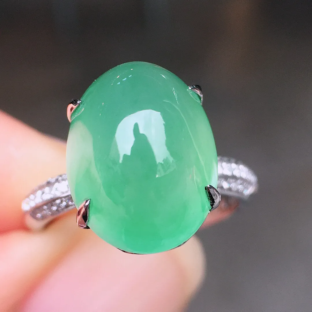 晴水蛋面戒指，色泽均匀艳丽，玉质细腻，荧光感超
强，饱满圆润，尽显优雅气质，18k
金豪华镶嵌