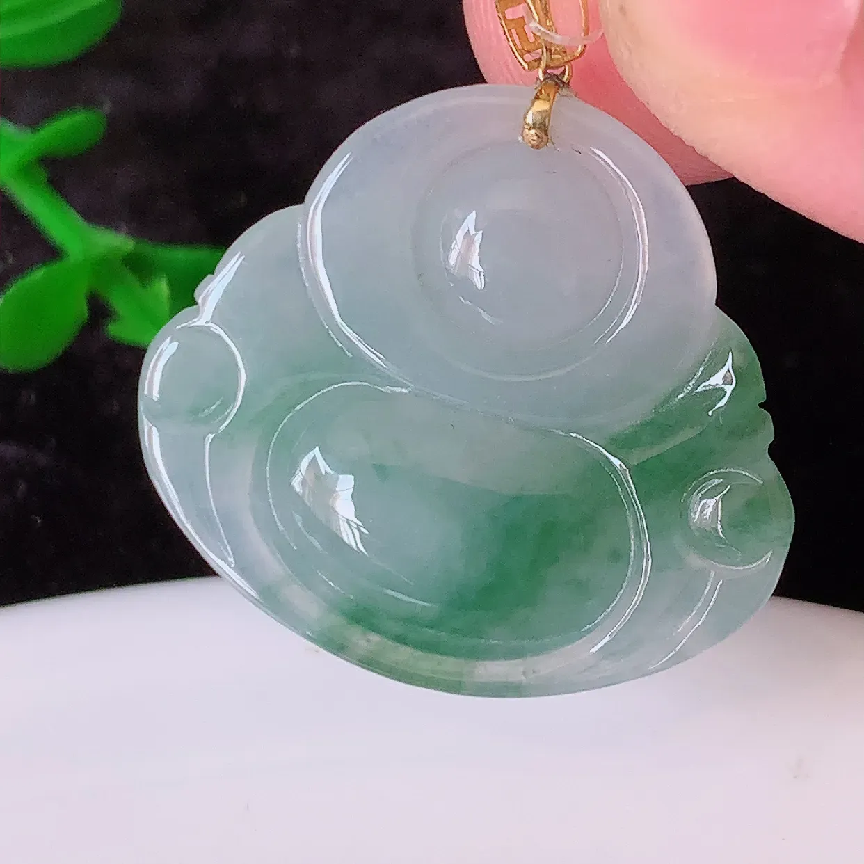 18k金镶嵌冰飘花翡翠笑佛吊坠，款式新颖，佩戴效果时尚出众，尽显气质，水润精细，美感十足。#49.26